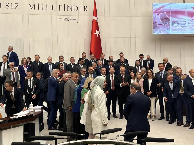 'Sansür Yasası' AKP ve MHP'nin oyları ile yasalaştı: İşte o 'utanç' fotoğrafı