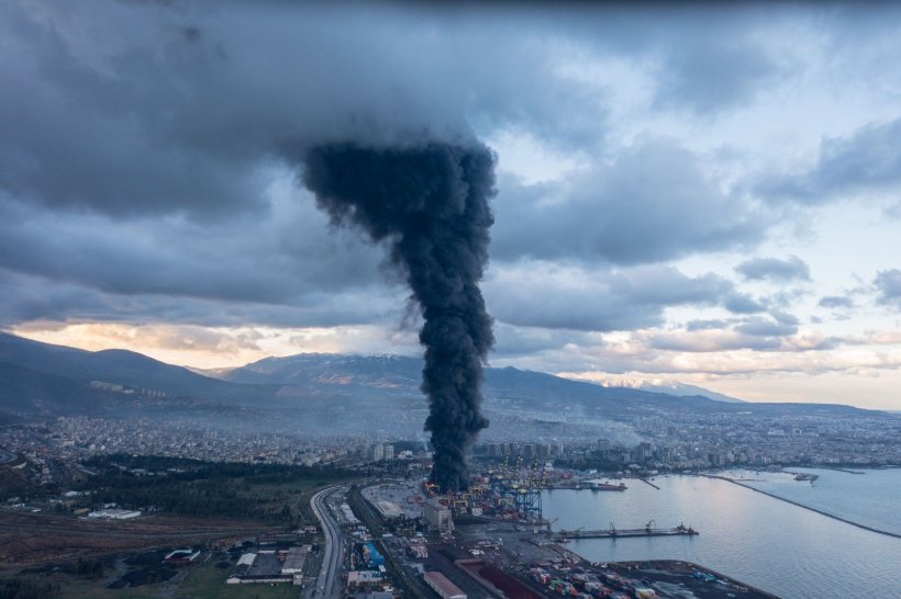 İskenderun Limanı'ndaki büyük yangın devam ediyor