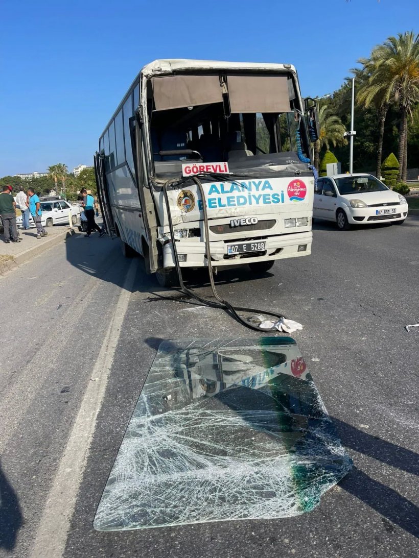 Alanya Belediye personel aracı kaza yaptı: 6 yaralı