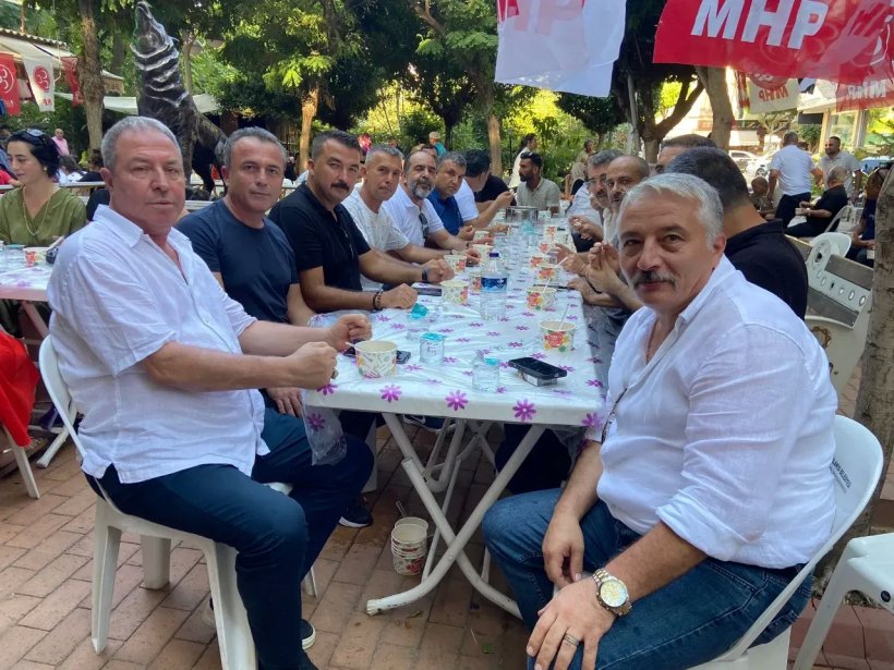 MHP Alanya İlçe Teşkilatı vatandaşlara aşure ikram etti