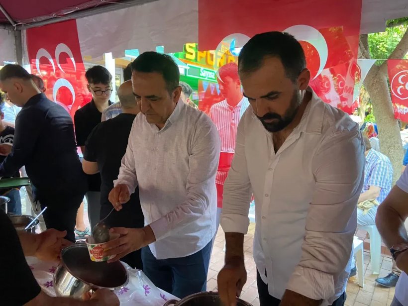 MHP Alanya İlçe Teşkilatı vatandaşlara aşure ikram etti