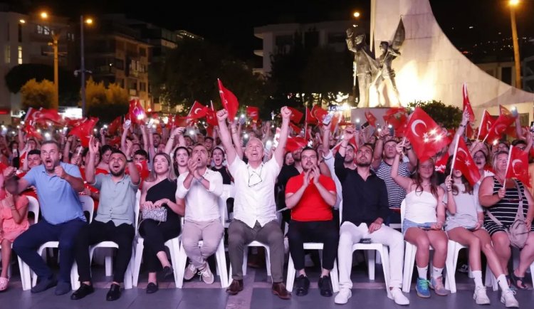 Filenin Sultanları'na Anıt önünde destek