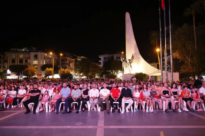 Filenin Sultanları'na Anıt önünde destek