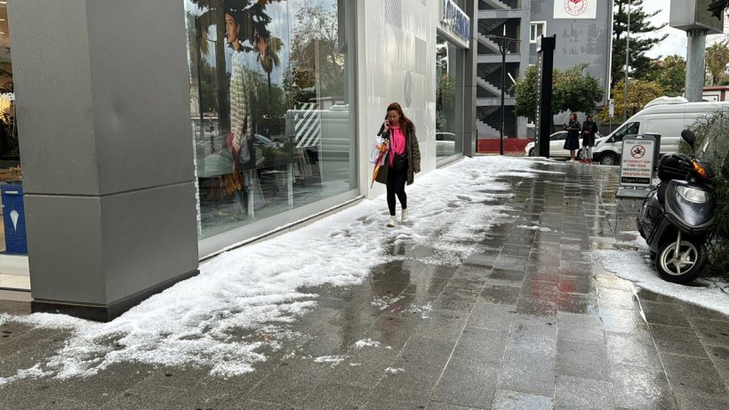 Alanya'da sağanak yağış ve dolu manzaraları