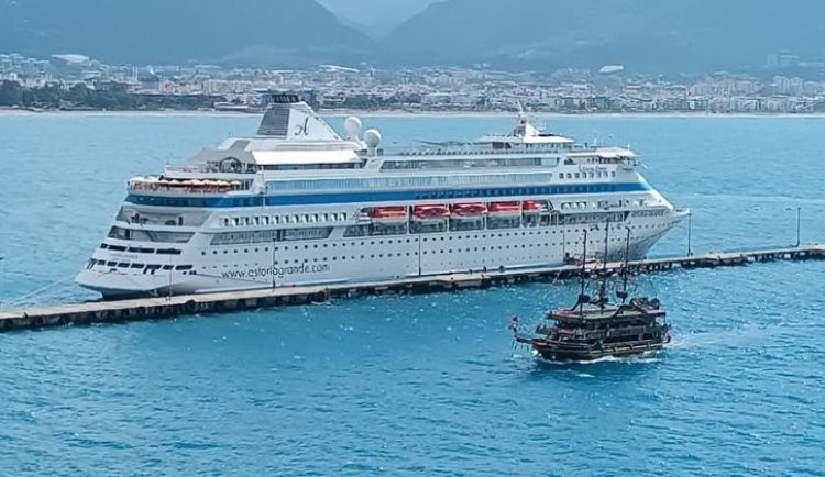 Alanya’da kruvaziyer sezonu açıldı: İlk gemi iskeleye yanaştı