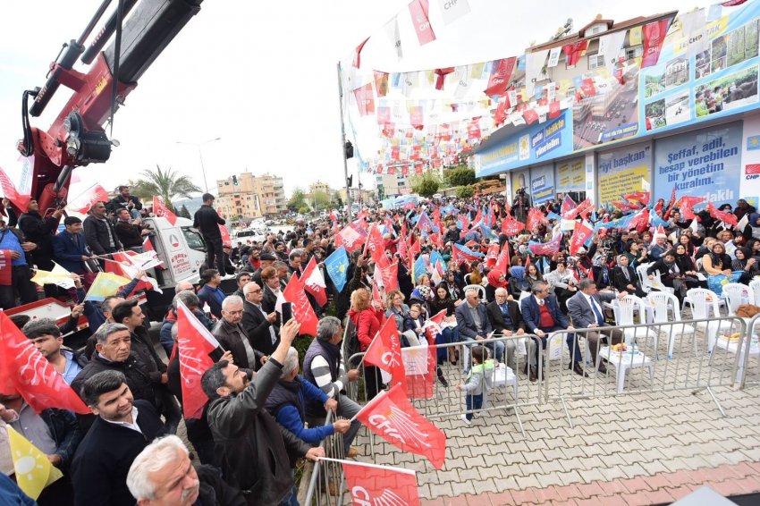 Sönmez'in Seçimi Ofisi Önünde Mahşeri Kalabalık