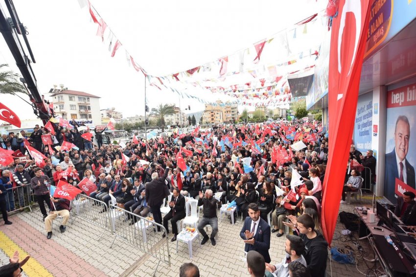 Sönmez'in Seçimi Ofisi Önünde Mahşeri Kalabalık