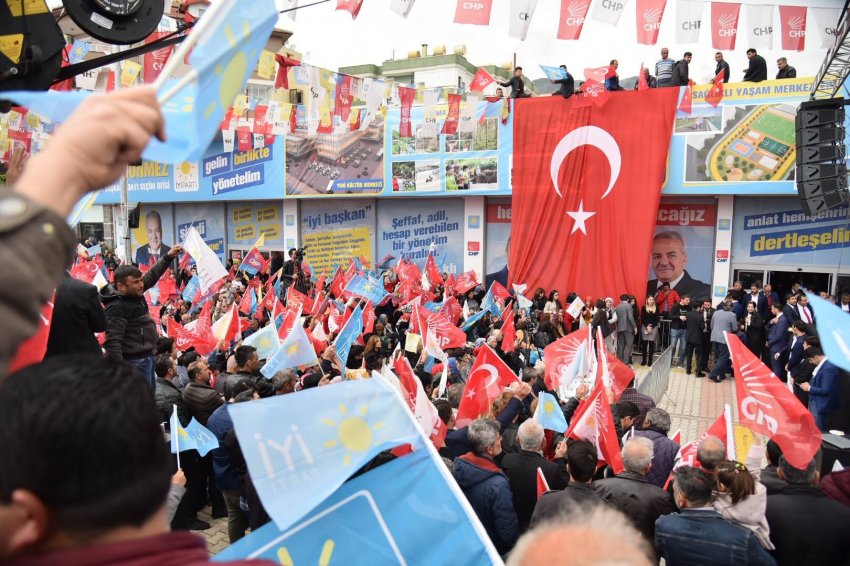 Sönmez'in Seçimi Ofisi Önünde Mahşeri Kalabalık