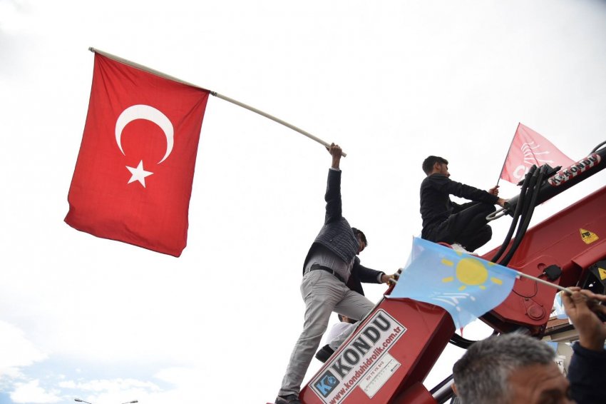 Sönmez'in Seçimi Ofisi Önünde Mahşeri Kalabalık