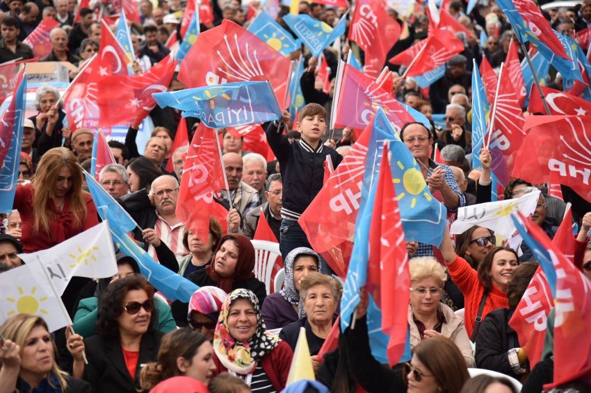 Sönmez'in Seçimi Ofisi Önünde Mahşeri Kalabalık