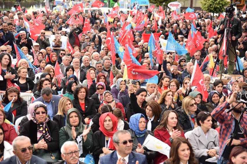 Sönmez'in Seçimi Ofisi Önünde Mahşeri Kalabalık