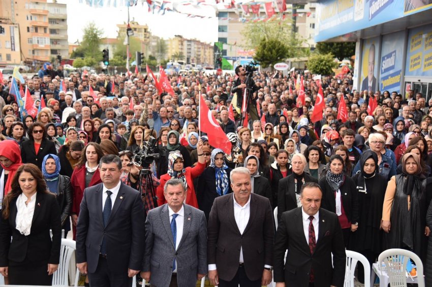 Sönmez'in Seçimi Ofisi Önünde Mahşeri Kalabalık