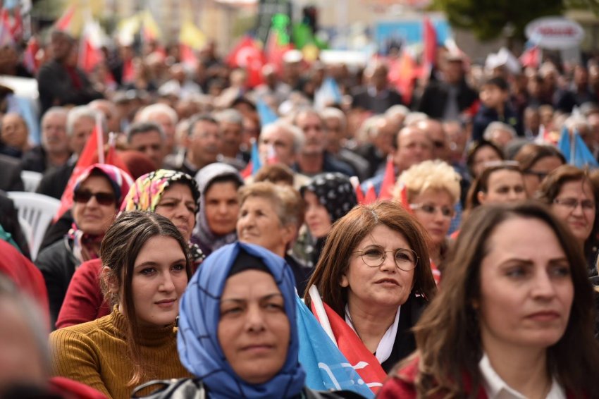 Sönmez'in Seçimi Ofisi Önünde Mahşeri Kalabalık