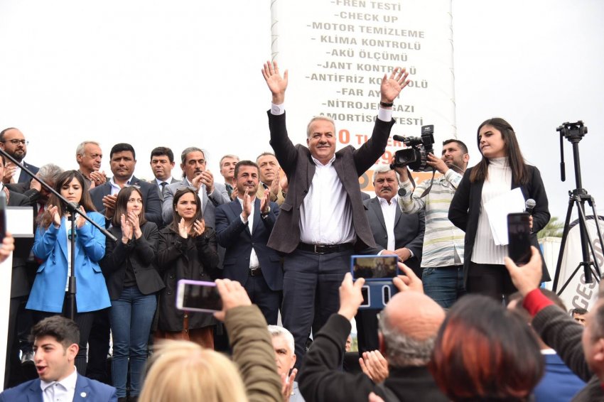 Sönmez'in Seçimi Ofisi Önünde Mahşeri Kalabalık